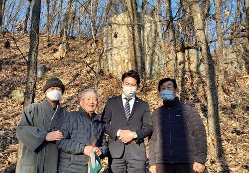 경기 의정부서 새로 발견된 청동기 유적 추정 '선돌'(의정부=연합뉴스) 더불어민주당 오영환(왼쪽 세 번째) 의원과 혜문(왼쪽 첫 번째) 문화재제차리찾기 대표가 3일 경기 의정부시 녹양동 산기슭에서 청동기 유적으로 추정되는 새로운 '선돌'을 찾은 뒤 마을주민들과 기념 촬영을 하고 있다. 2020.12.3 [문화재제자리찾기 제공. 재판매 및 DB 금지]