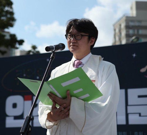 '동성애 옹호'로 교회 재판 넘겨진 이동환 목사(서울=연합뉴스) 수원 영광제일교회 이동환 목사가 작년 8월 31일 인천에서 열린 퀴어문화축제에서 성소수자들에게 축복하고 있다. 이 목사는 지난 17일 '동성애 옹호'를 이유로 교회 재판에 넘겨졌다. 2020.6.19 [주피터 제공. 재판매 및 DB금지] photo@yna.co.kr