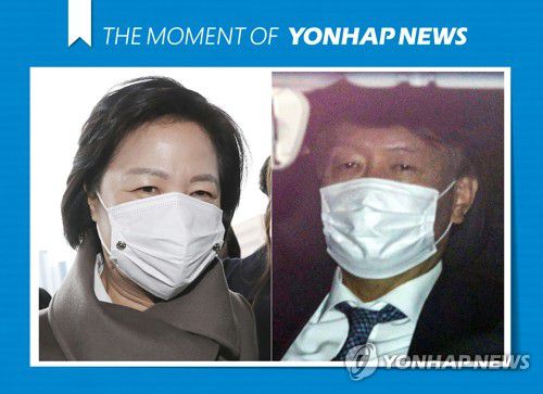 [모멘트] 출근하는 추미애 법무부 장관과 윤석열 검찰 총장(과천ㆍ서울=연합뉴스) 임헌정 김인철 기자 = 추미애 법무부 장관(왼쪽)이 2일 오전 경기도 과천 정부과천청사 내 법무부로 출근하고 있다. 비슷한 시각 윤석열 검찰 총장이 서울 서초구 대검찰청으로 출근하고 있다. 2020.12.2 [THE MOMENT OF YONHAPNEWS] hkmpooh@yna.co.kr