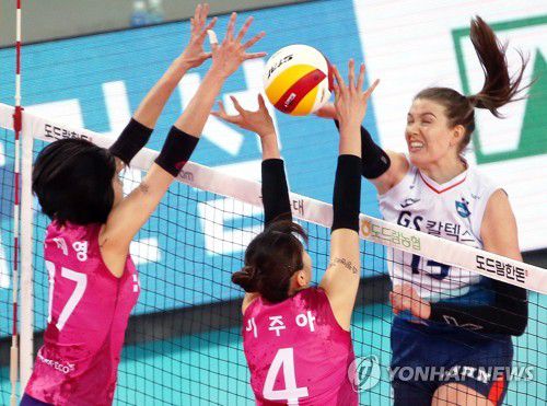 러츠 '못 막는다'(인천=연합뉴스) 김상연 기자 = 5일 인천 계양체육관에서 열린 여자프로배구 인천 흥국생명 핑크스파이더스와 서울 GS칼텍스 KIXX 의 경기. 1세트 GS칼텍스 러츠가 스파이크하고 있다. 2020.12.5 goodluck@yna.co.kr