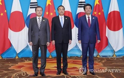 작년 12월 개최된 한중일 정상회담   (청두=연합뉴스) 이진욱 기자 = 문재인 대통령과 아베 신조 일본 총리, 리커창 중국 총리가 작년 12월 24일 쓰촨성 청두 세기성 국제회의센터에서 3국 정상회의에 앞서 기념촬영을 하고 있다. 2019.12.24