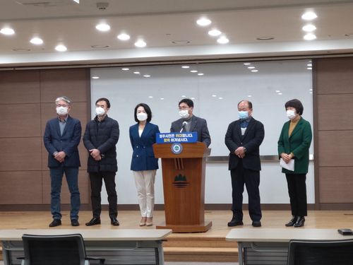 원주시의회 예결위 첫날 파행(원주=연합뉴스) 김영인 기자 = 원주시의회 예결위가 첫날부터 파행된 가운데 7일 민주당 소속 의원들이 기자회견을 하고 예결위 회의 속개를 촉구하고 있다. 2020.12.7