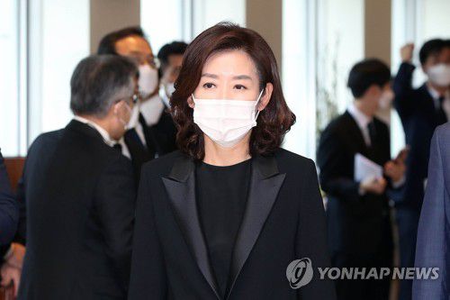 고 이건희 회장 빈소 찾은 나경원미래통합당(현 국민의힘) 나경원 전 의원이 지난 10월 26일 오후 고 이건희 삼성그룹 회장 빈소가 마련된 서울 강남구 삼성서울병원 장례식장으로 들어서고 있다. [연합뉴스 자료사진]