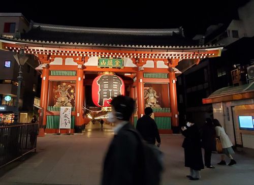 코로나19 확산하는 일본…도쿄 모습    (도쿄=연합뉴스) 이세원 특파원 = 7일 오후 일본 도쿄도(東京都) 다이토(台東)구 소재 사찰인 센소지(淺草寺) 정문인 가미나리몬(雷門) 앞에 마스크를 쓴 남성이 지나가고 있다. 
    최근 일주일 동안 일본에서는 신종 코로나바이러스 감염증(코로나19) 확진자가 1만5천명 넘게 늘었다. 2020.12.8
    sewonlee@yna.co.kr