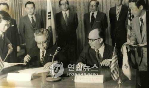 1972년 한·미 양국이 미국 쌀 10만 톤 도입을 위한 AID 차관협정에 서명하는 모습[연합뉴스 자료사진]