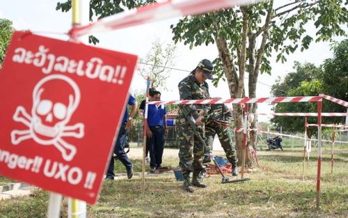 라오스군이 불발탄 제거 작업을 하는 모습[코이카 제공. 재판매 및 DB 금지]