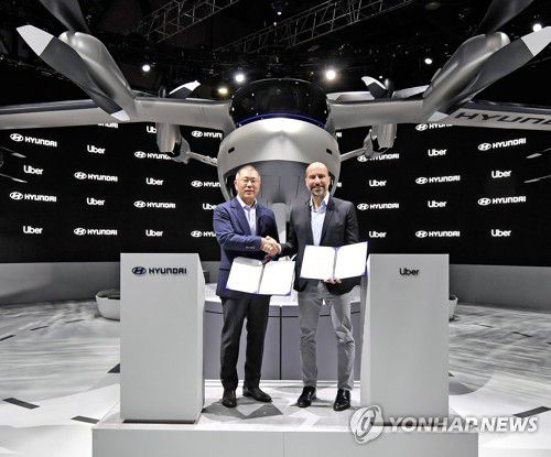 현대차-우버, 1월 UAM 분야 협력 계약 체결(서울=연합뉴스) 현대자동차그룹 정의선 회장(왼쪽)과 우버의 다라 코스로샤히 CEO가 지난 1월 7일(현지시간) 개막한 'CES 2020' 현대차 전시관 내 실물 크기의 현대 PAV(개인용 비행체) 콘셉트 'S-A1' 앞에서 'UAM(도심 항공 모빌리티) 사업 추진을 위한 협력 계약'을 체결한 뒤 기념촬영을 하고 있다. 2020.12.9.
[현대자동차 제공. 재판매 및 DB 금지] photo@yna.co.kr