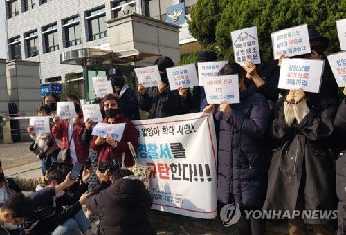 아동학대방지협회, 입양아 사망 관련 양천경찰서 항의 방문(서울=연합뉴스) 생후 16개월 입양아 사망 사건과 관련해 사단법인 대한아동학대방지협회 회원들이 3차례 아동학대 신고를 받고도 조치를 취하지 않은 서울 양천경찰서를 16일 항의 방문하고 있다.  2020.11.16  [대한아동학대방지협회 제공. 재판매 및 DB 금지] photo@yna.co.kr