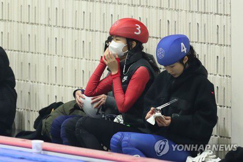 마스크 쓴 심석희지난달 27일 경기도 의정부 실내빙상장에서 열린 전국 남녀 쇼트트랙스피드스케이팅대회에서 서울시청 심석희가 마스크를 쓴 채 대기하고 있다.[연합뉴스 자료사진]