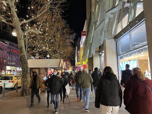 쇼핑·파티하고 글뤼바인 마시다 완전봉쇄 직면한 독일(베를린=연합뉴스) 이 율 특파원 = 독일 대표 쇼핑거리 타우엔트치엔가를 가득채운 쇼핑객들.
    독일은 당초 크리스마스부터 연말까지 도입하려 했던 부분봉쇄 완화 조처를 철회하고, 더 강력한 방역 조처를 도입하게 될 것으로 예상된다.  yulsid@yna.co.kr