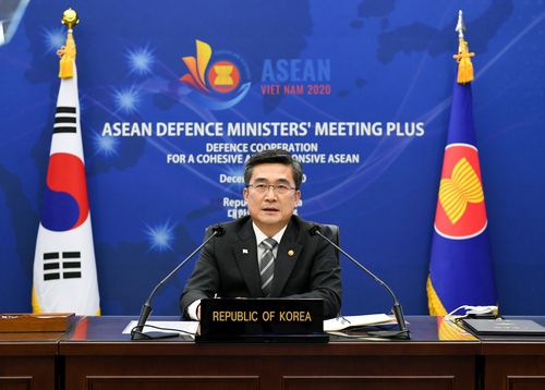 서욱, 아세안 국방장관회의 참가…'한반도 평화' 지지 당부(서울=연합뉴스) 서욱 국방부 장관은 10일 화상으로 개최된 아시아태평양 지역 국방분야 다자안보 회의체인 '아세안 확대 국방장관회의'(ADMM-Plus)에 참가해 "한반도 긴장 완화와 신뢰 구축은 아·태(아시아태평양) 지역의 안보위협 해소와 공동번영에 크게 기여할 것"이라고 밝혔다. 2020.12.10 [국방부 제공]