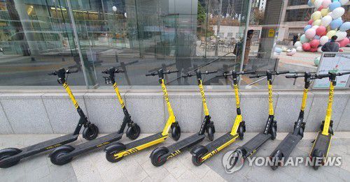 서울 시내에 놓여 있는 공유 전동 킥보드들[연합뉴스 자료사진]
