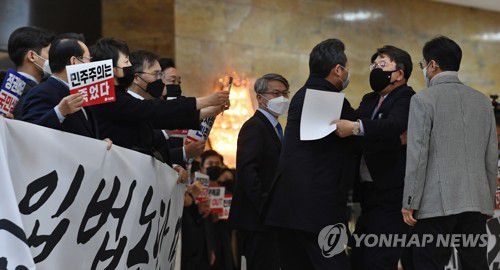 국민의힘과 언쟁하는 정청래 의원(서울=연합뉴스) 진성철 기자 = 더불어민주당 정청래 의원이 10일 여의도 국회에서 열린 고위공직자범죄수사처 설치 및 운영에 관한 법률 일부개정안 등 처리를 위한 본회의에 참석하다 국민의힘 의원들과 언쟁하고 있다. 2020.12.10 zjin@yna.co.kr