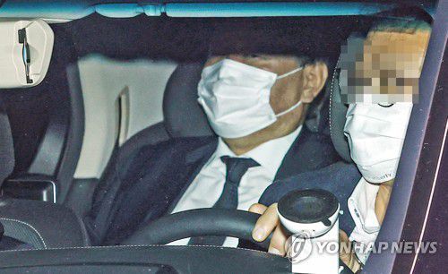 대검 나서는 윤석열(서울=연합뉴스) 류영석 기자 = 윤석열 검찰총장이 법무부 검사징계위원회가 진행 중인 10일 오후 서울 서초구 대검찰청을 나서고 있다. 2020.12.10 ondol@yna.co.kr