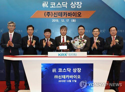 신테카바이오 코스닥시장 신규상장(서울=연합뉴스) 17일 오전 서울 한국거래소 신관 사옥 로비에서 유전체 분석 기반 AI 신약개발을 영위하는 ㈜신테카바이오의 코스닥시장 신규상장 기념식이 열리고 있다.
    사진 왼쪽부터 윤병한 연구개발특구진흥재단 본부장, 김현철 한국IR협의회 부회장, 정운수 한국거래소 코스닥시장본부장, 정종선 ㈜신테카바이오 대표이사, 김태순 ㈜신테카바이오 사장, 김성현 KB증권 대표이사, 송윤진 코스닥협회 부회장. 2019.12.17 
    [한국거래소 제공. 재판매 및 DB 금지] photo@yna.co.kr