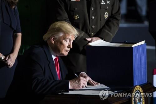 트럼프 2020 회계연도 국방수권법 서명 [EPA=연합뉴스 자료사진]