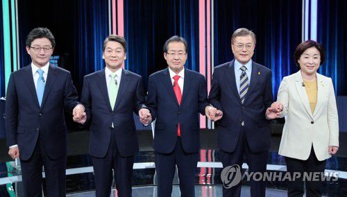 손잡은 대선후보2017년 4월 23일 오후 서울 여의도 KBS 본관에서 열린 중앙선관위 주최 대선후보 TV토론회에서 바른정당 유승민 후보(왼쪽부터), 국민의당 안철수 후보, 자유한국당 홍준표 후보, 더불어민주당 문재인 후보, 정의당 심상정 후보가  시작에 앞서 기념촬영을 하고 있다. [연합뉴스 자료사진]