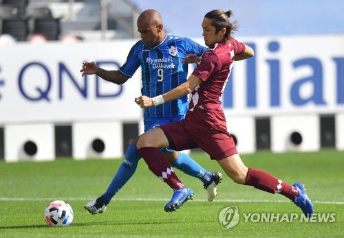 공을 다투는 울산 주니오(왼쪽).[EPA=연합뉴스]