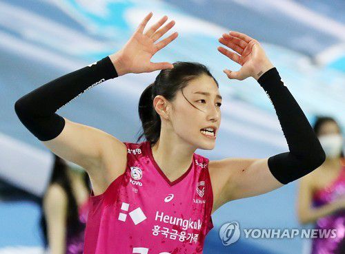 김연경 '득점했어'(인천=연합뉴스) 윤태현 기자 = 13일 인천 계양체육관에서 열린 여자프로 배구 인천 흥국생명 핑크스파이더스와 김천 한국도로공사 하이패스 배구단의 경기. 3세트 흥국생명 김연경이 득점한 뒤 기뻐하고 있다. 2020.12.13 tomatoyoon@yna.co.kr