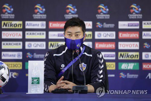 '8년 만에 ACL 결승' 인터뷰하는 김도훈 감독(서울=연합뉴스) 울산 현대 김도훈 감독이 13일 오후 카타르 도하 자심 빈 하마드 스타디움에서 열린 2020 아시아축구연맹(AFC) 챔피언스리그(ACL) 빗셀 고베(일본)와 4강전에서 승리한 뒤 기자회견을 하고 있다.
    이날 울산은 고베를 상대로 2대1 역전승을 거두며 8년 만에 챔피언스리그 결승에 진출했다. 2020.12.13 [한국프로축구연맹 제공. 재판매 및 DB 금지] photo@yna.co.kr