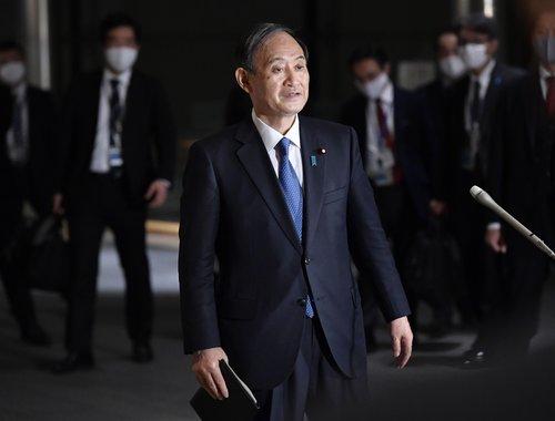 취재 응하는 스가 일본 총리(도쿄 교도=연합뉴스) 스가 요시히데(菅義偉) 일본 총리가 지난 14일 오후 일본 총리관저에서 기자들의 취재에 응하고 있다.
    이날 스가 총리는 코로나19 확산에 대응해 국내 여행 경비의 일부를 세금으로 지원하는 '고투 트래블'(Go to travel) 사업을 일시 중단하기로 했다고 밝혔다. 2020.12.15 photo@yna.co.kr