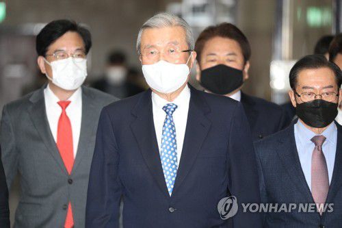 기자회견 나선 국민의힘 김종인 비대위원장(서울=연합뉴스) 진성철 기자 = 국민의힘 김종인 비상대책위원장이 15일 오전 서울 여의도 국회에서 전직 대통령 구속 관련 대국민사과 기자회견을 위해 회견장으로 이동하고 있다..zjin@yna.co.kr