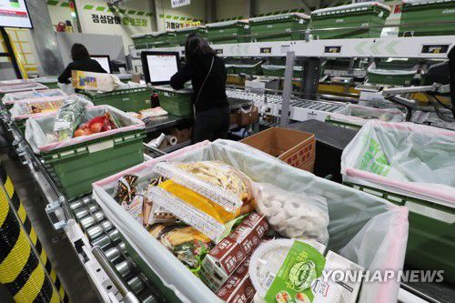 밀려드는 온라인 주문2020년 12월 7일 오후 서울 노원구 롯데마트 중계점 집하장에서 온라인 주문 상품들에 대한 분류작업이 이뤄지고 있다. [연합뉴스 자료사진]