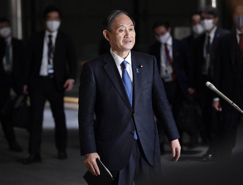 취재 응하는 스가 일본 총리(도쿄 교도=연합뉴스) 스가 요시히데(菅義偉) 일본 총리가 지난 14일 오후 일본 총리관저에서 기자들의 취재에 응하고 있다.
    이날 스가 총리는 코로나19 확산에 대응해 국내 여행 경비의 일부를 세금으로 지원하는 '고투 트래블'(Go to travel) 사업을 일시 중단하기로 했다고 밝혔다. 2020.12.15 photo@yna.co.kr