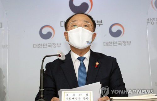 발언하는 홍남기 부총리(서울=연합뉴스) 최재구 기자 = 홍남기 경제부총리 겸 기획재정부 장관이 17일 정부서울청사에서 열린 '2021년 경제정책방향' 합동 브리핑에서 발언하고 있다.  jjaeck9@yna.co.kr