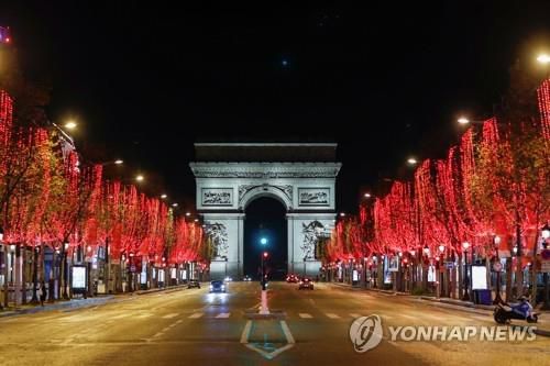 야간 통행금지가 내려져 한산한 프랑스 파리의 샹젤리제 거리[로이터=연합뉴스]