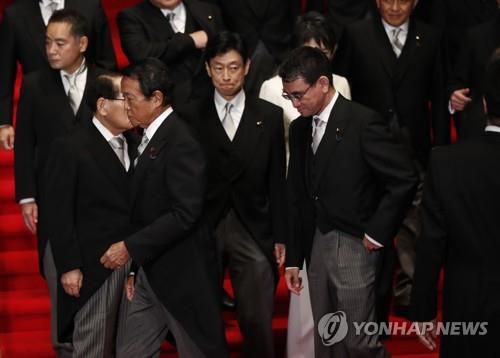 (도쿄 EPA=연합뉴스) 올해 9월 16일 일본 총리관저에서 스가 요시히데(菅義偉) 내각 구성원들이 기념 촬영을 마친 뒤 이동하고 있다. 스가 총리가 최근 코로나19에 제대로 대응하지 못하면서 정권이 단명할 수 있다는 관측이 고개를 들고 있다.