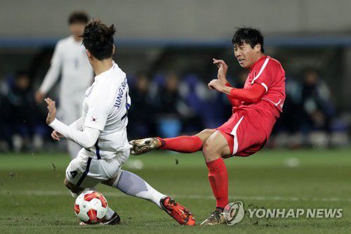 북한 대표팀 정일관(오른쪽)[EPA=연합뉴스]