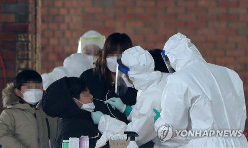 코로나19 검사받는 초등학생[연합뉴스 자료사진]