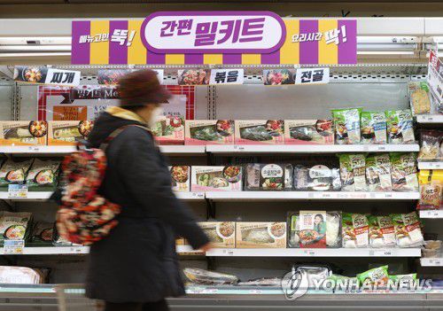 대형마트의 간편 밀키트 코너[서울=연합뉴스 자료사진] 이지은 기자 = 신종 코로나바이러스 감염증(코로나19) 3차 유행에 따른 사회적 거리두기 강화로 '홈파티' 수요가 늘어나 밀키트(간편하게 조리해 먹을 수 있도록 음식 재료와 양념 등을 모아 놓은 세트) 식품과 와인이 인기를 끌고 있다. 10일 서울시내 한 대형마트의 밀키트 코너. 2020.12.10 jieunlee@yna.co.kr