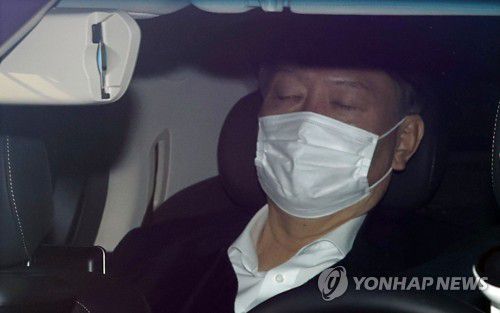 눈 감은 채 출근하는 윤석열 검찰총장[연합뉴스 자료사진]