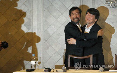 2011년 서울시장 보궐 선거 후보 단일화 합의 모습[자료사진](서울=연합뉴스) 2011년 8월 6일 서울 세종문화회관의 한 식당에서 서울시장 보궐선거 후보 단일화에 합의한 당시 박원순 희망제작소 상임이사와 안철수 서울대 융합과학기술 대학원장 모습. 2020.7.10 [연합뉴스 자료사진] photo@yna.co.kr