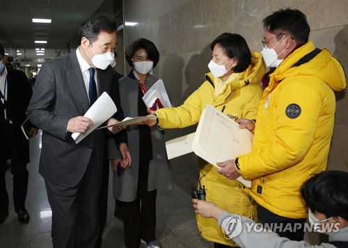 중대재해기업처벌법 제정 호소문 받는 민주당 이낙연 대표(서울=연합뉴스) 하사헌 기자 = 더불어민주당 이낙연 대표가 17일 서울 여의도 국회에서 열린 온택트 정책의총에 참석하던 중 정의당 강은미 원내대표와 배진교 의원으로부터 중대재해기업처벌법 제정 호소문을 받고 있다. 2020.12.17 toadboy@yna.co.kr