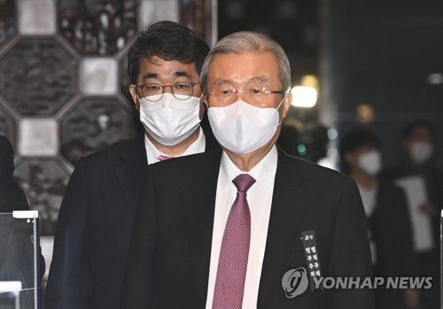 의원총회 입장하는 국민의힘 김종인 비대위원장(서울=연합뉴스) 안정원 기자 = 국민의힘 김종인 비상대책위원장이 18일 오전 국회에서 열린  의원총회에 입장하고 있다. 의총은 시작과 동시에 비공개로 전환됐다.  2020.12.18 jeong@yna.co.kr