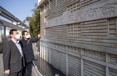 대구 삼성상회 옛터 둘러보는 노태문 삼성전자 사장(서울=연합뉴스) 노태문 삼성전자 무선사업부 사장(왼쪽)이 21일 대구시 중구 인교동에 있는 삼성상회 옛터를 관계자와 함께 둘러보고 있다. [삼성전자 제공. 재판매 및 DB 금지]
