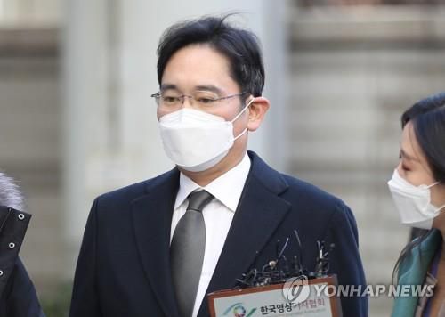 '국정농단' 파기환송심 재판 출석하는 이재용
    (서울=연합뉴스) 한상균 기자 = 이재용 삼성전자 부회장이 21일 서울고등법원에서 열린 '국정농단' 파기환송심 속행 공판에 출석하고 있다. 2020.12.21
    xyz@yna.co.kr