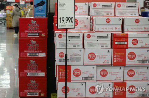 대형마트에 쌓여있는 즉석밥(서울=연합뉴스) 류효림 기자 = 지난 20일 서울 시내 한 대형마트에 즉석밥 상품이 쌓여 있다. 2020.12.20 ryousanta@yna.co.kr