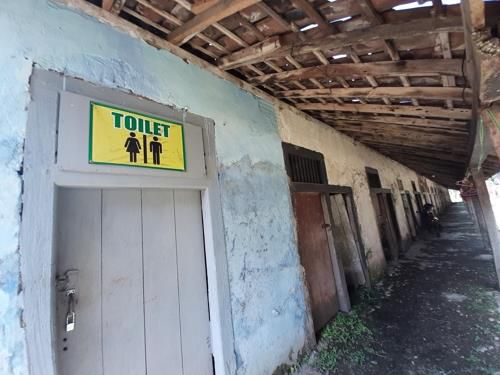 스마랑 암바라와 성 위안부 처소였던 곳에 붙은 화장실 표지[스마랑=연합뉴스]