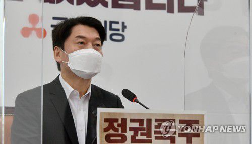 발언하는 안철수 대표(서울=연합뉴스) 하사헌 기자 = 국민의당 안철수 대표가 지난 21일 국회에서 열린 최고위원회의에서 발언하고 있다.