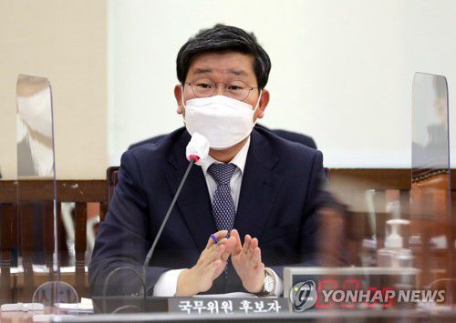 답변하는 전해철 행안부 장관 후보자(서울=연합뉴스) 안정원 기자 = 전해철 행정안전부 장관 후보자가 22일 오전 서울 여의도 국회 행정안전위원회 전체회의에서 열린 인사청문회에서 의원 질의에 답변하고 있다. 2020.12.22 jeong@yna.co.kr