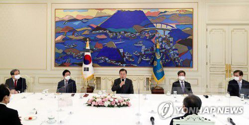 발언하는 문 대통령(서울=연합뉴스) 이진욱 기자 = 문재인 대통령이 22일 오전 청와대에서 열린 '5부요인 초청 간담회'에서 발언하고 있다. 왼쪽부터 노영민 비서실장, 박병석 국회의장, 문 대통령, 김명수 대법원장, 서훈 국가안보실장. cityboy@yna.co.kr