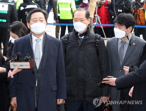 윤석열 검찰총장 정직 처분 집행정지 재판 출석하는 변호인단(서울=연합뉴스) 임헌정 기자 = 윤석열 검찰총장 측 특별변호인 이석웅(왼쪽부터), 이완규, 손경식 변호사가 22일 오후 서울 서초구 서울행정법원에서 열린 윤 총장에 대한 정직 처분 집행정지 재판에 출석하며 취재진 질문에 답하고 있다. 2020.12.22 kane@yna.co.kr