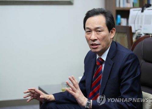 인터뷰하는 민주당 우상호 의원(서울=연합뉴스) 진성철 기자 = 내년 4월 서울시장 보궐선거 출마를 선언한 더불어민주당 우상호 의원이 14일 국회 의원회관에서 인터뷰를 하고 있다. 2020.12.15 zjin@yna.co.kr