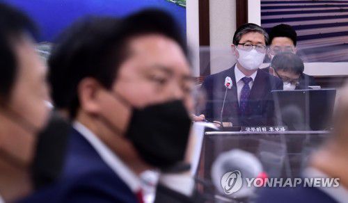 질문 받는 변창흠 국토부 장관 후보자(서울=연합뉴스) 안정원 기자 = 변창흠 국토교통부 장관 후보자가 23일 서울 여의도 국회에서 열린 인사청문회에서 질문받고 있다. 2020.12.23 jeong@yna.co.kr