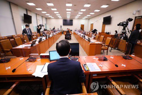 청문회 시작 기다리는 변창흠 후보자(서울=연합뉴스) 진성철 기자 = 변창흠 국토교통부 장관 후보자가 23일 오후 국회 국토교통위원회에서 열린 인사청문회에서 청문회 시작을 기다리고 있다.   2020.12.23 zjin@yna.co.kr