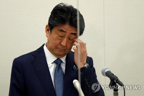 기자회견하는 아베 신조(安倍晋三) 전 일본 총리 2020.12.24(현지시간) [로이터=연합뉴스 자료사진]